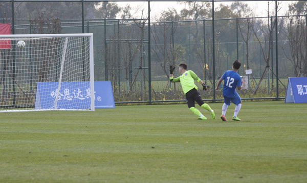 6 畫面里就倆人，你們說誰進的！.jpg