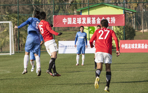 15 先來個背靠背，一會兒在心貼心.jpg